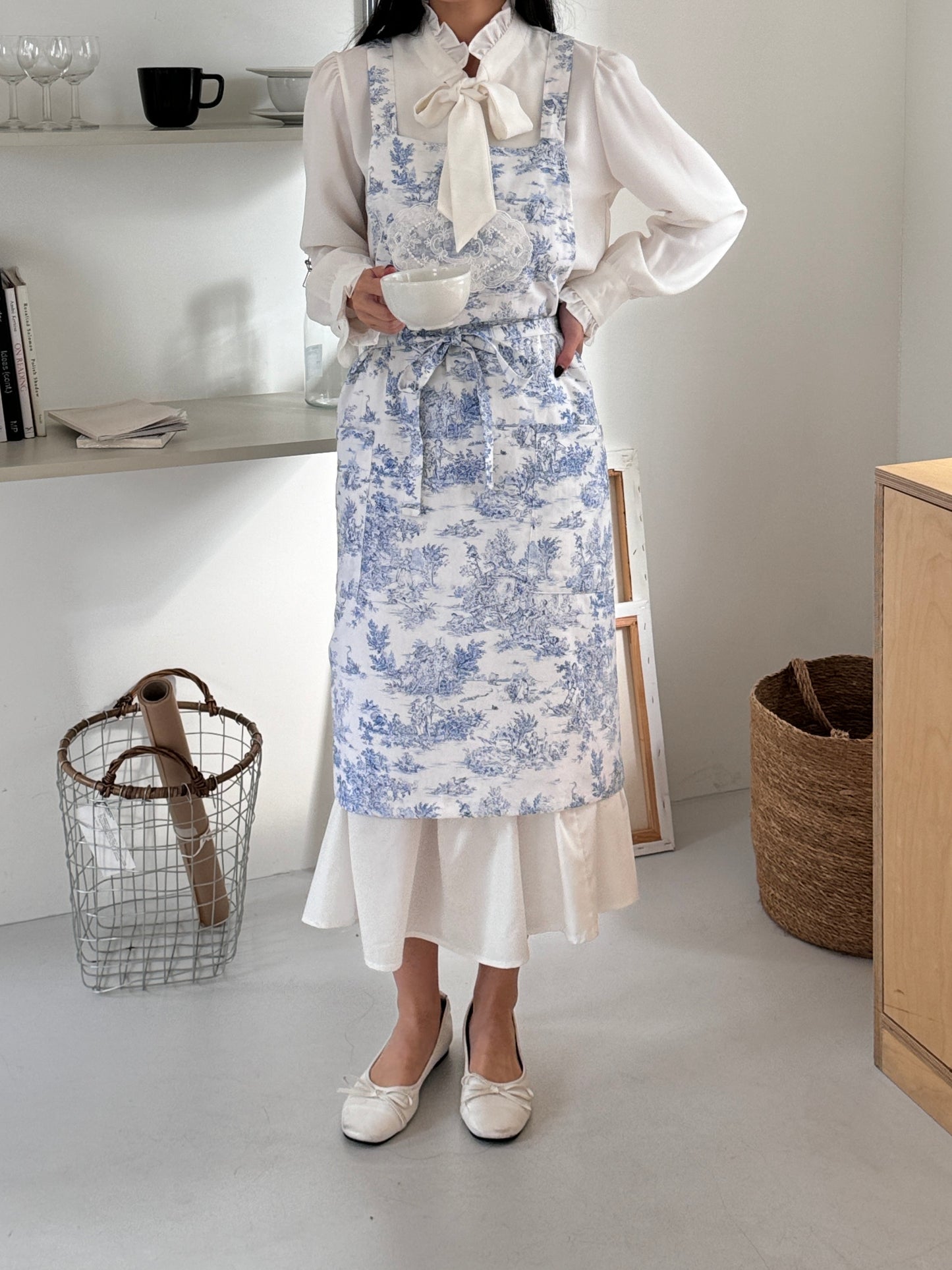 Close-up of the Velouving Toile De Jouy Apron’s intricate design and soft linen fabric.