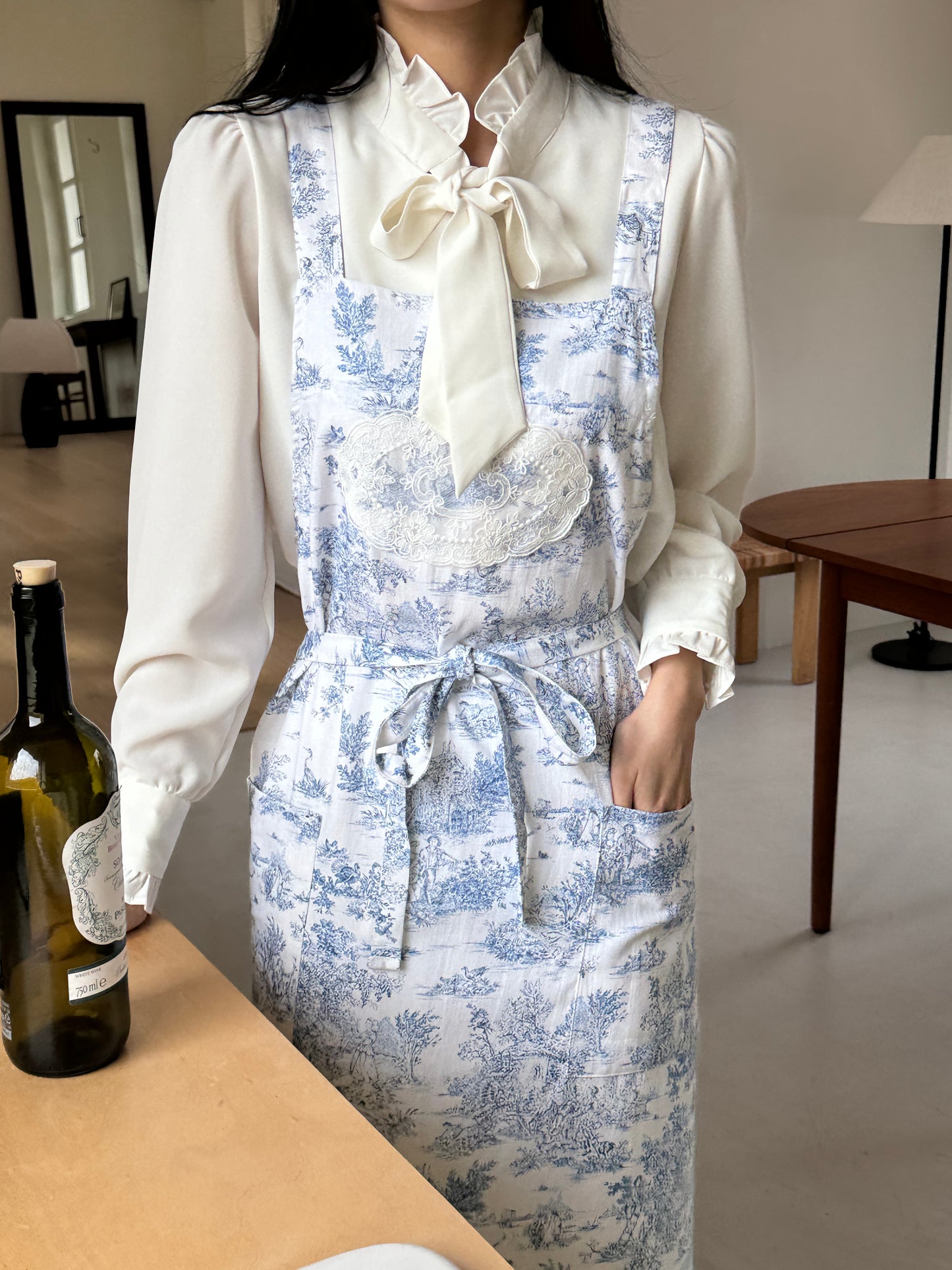 High-quality Velouving apron with durable linen fabric and sophisticated pattern.