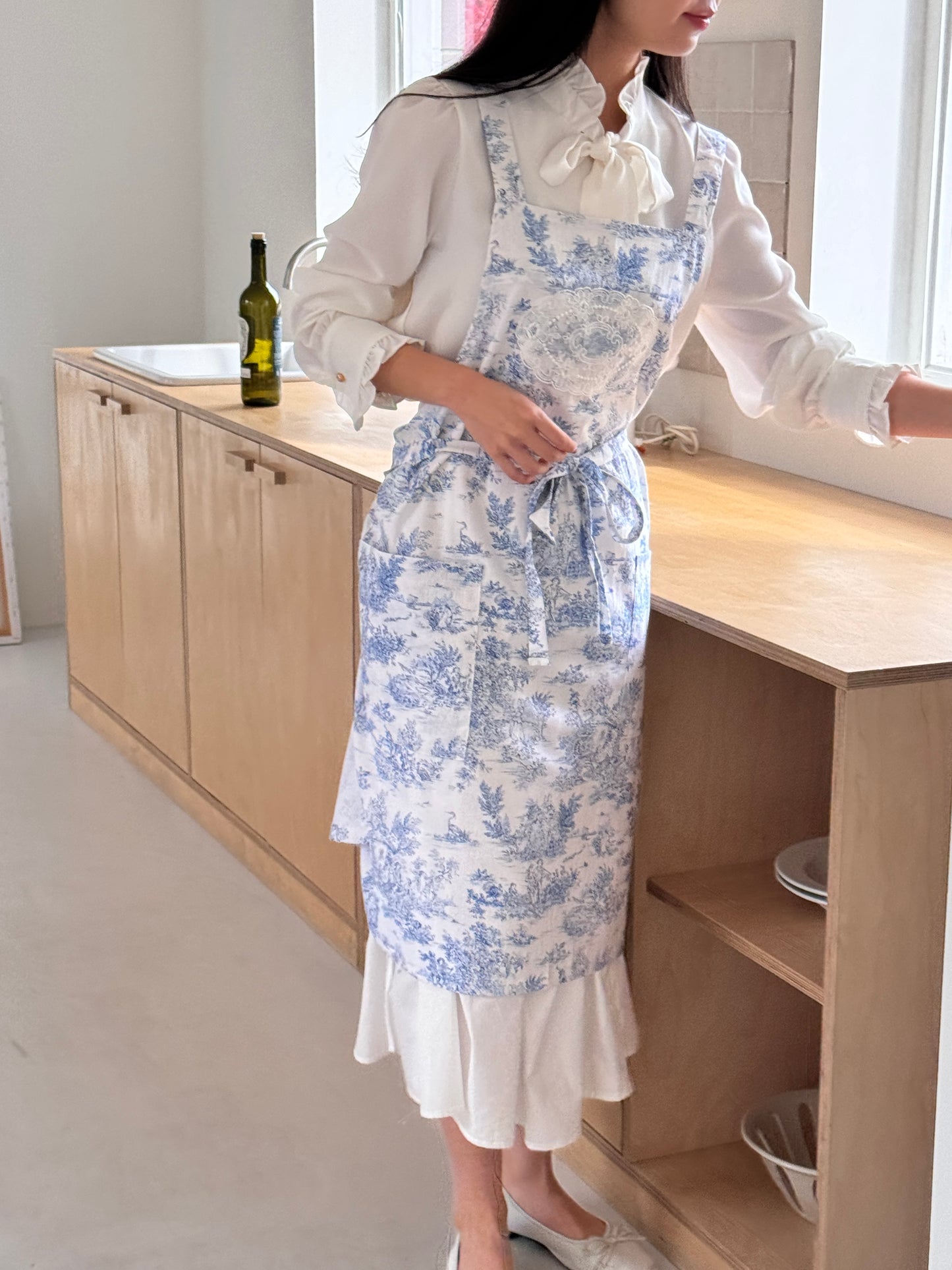 Versatile Toile De Jouy apron for home chefs, florists, and artisans.