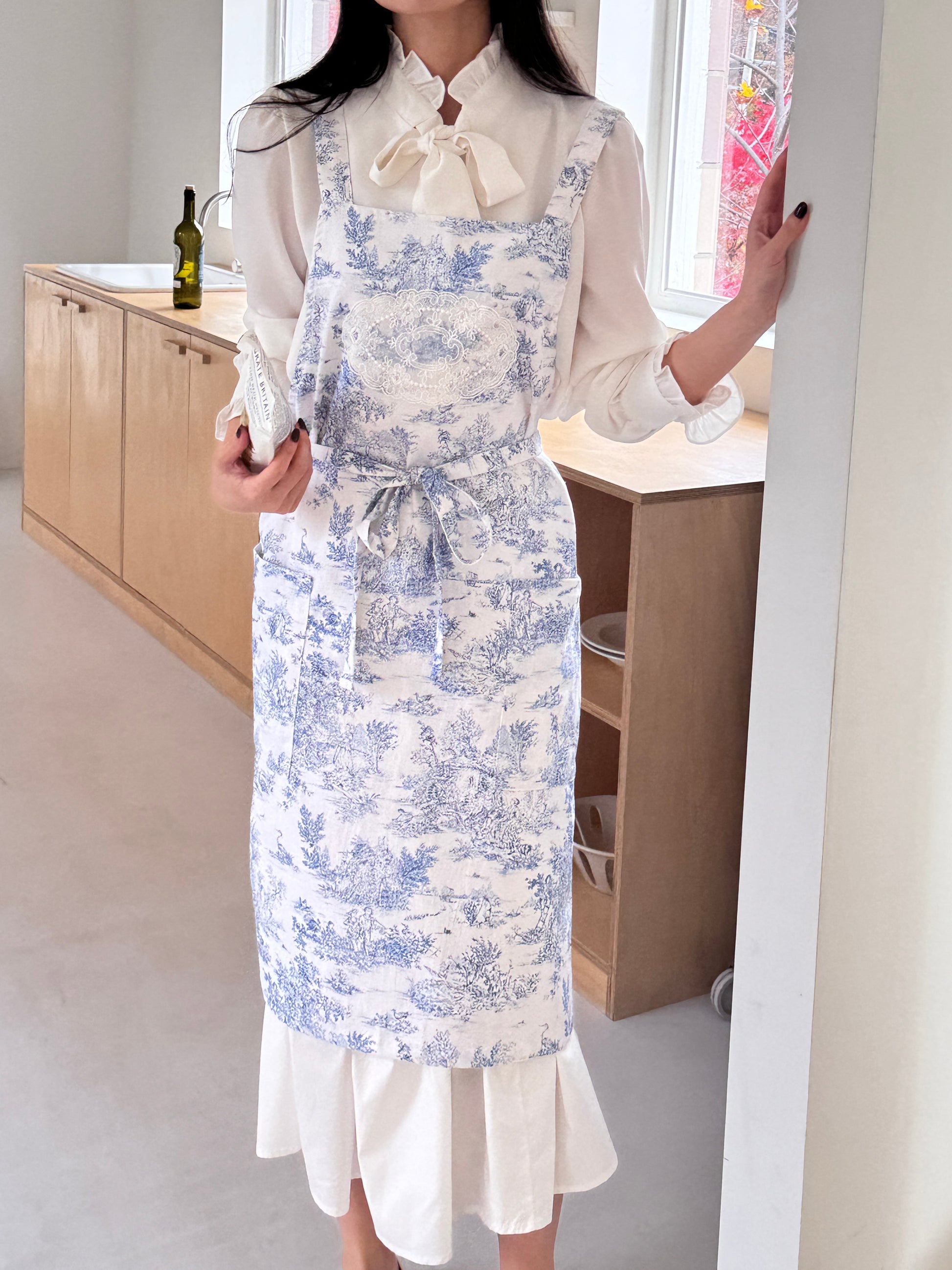 Velouving apron showcasing its comfortable free-size fit and elegant design.