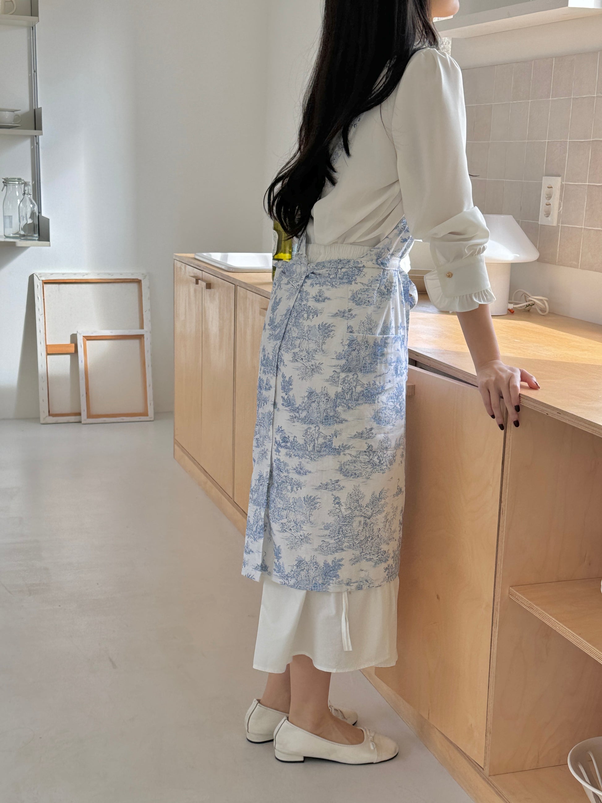 Close-up of the Velouving Toile De Jouy Apron’s breathable and eco-friendly linen material.