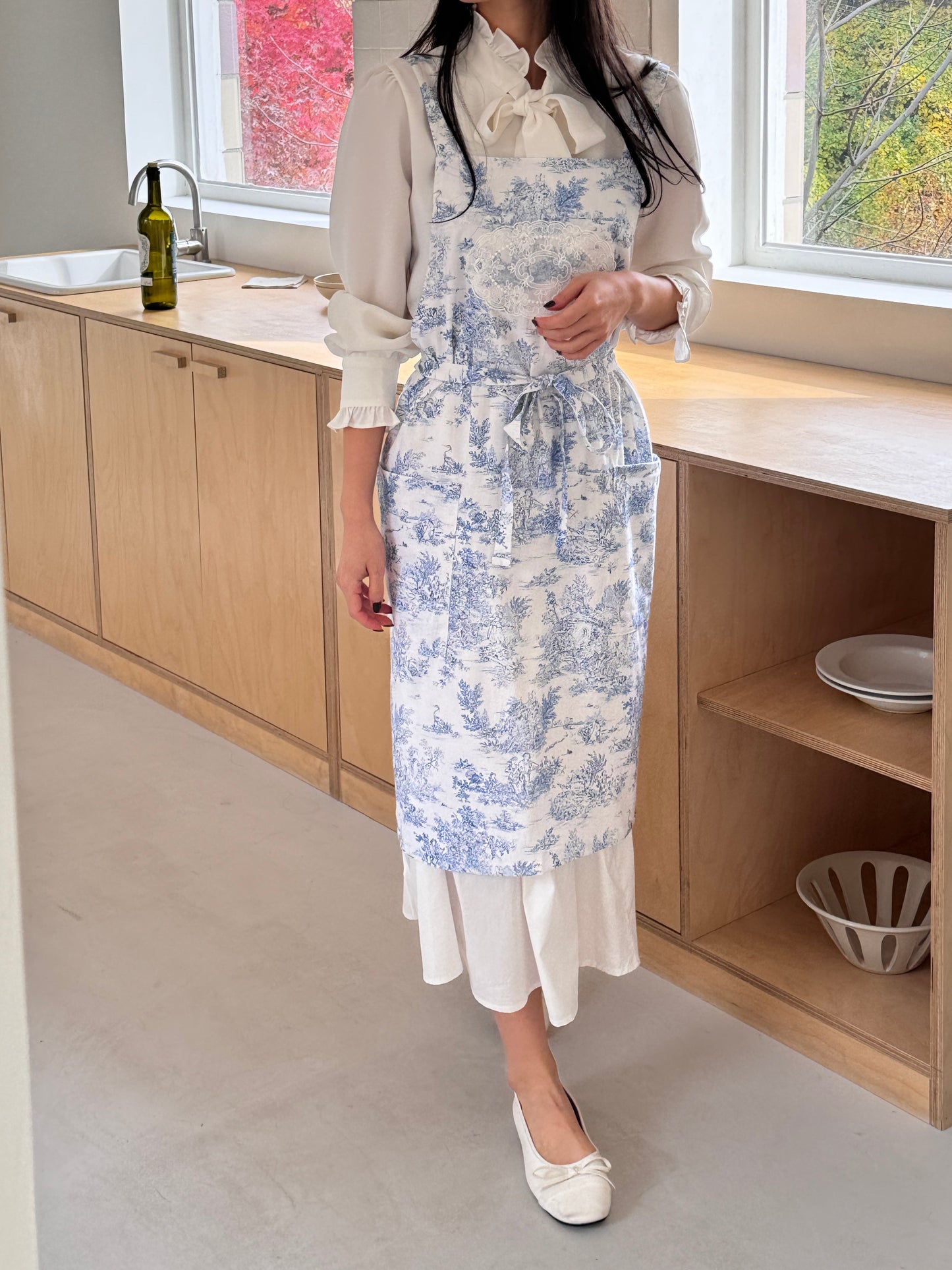 Velouving apron with timeless Toile De Jouy design and adjustable fit for comfort.